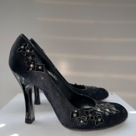 Louis Vuitton - Vintage Logo Monogram Pumps in Patent Leather/Satin/Charms Sz 38 - Picture 2 of 16
